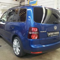 Blauwe Volkswagen Touran met geblindeerde ramen