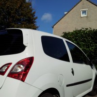 Witte Renault Twingo met geblindeerde ruiten