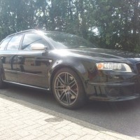 Zwarte Audi A4 Avant met geblindeerde ruiten