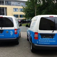 Blauw-Witte Volkswagen Caddy met geblindeerde ruiten
