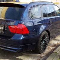 Blauwe BMW 3Serie Touring met geblindeerde ramen