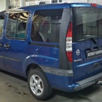 Blauwe Fiat Doblo met geblindeerde ramen