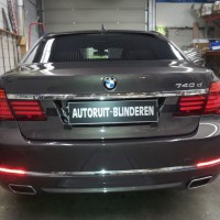 Donkergrijze BMW 7Serie met geblindeerde ramen