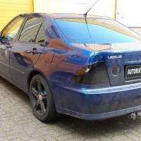 Blauwe Lexus met geblindeerde ramen
