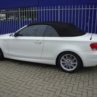 Witte BMW 1Serie Cabrio met geblindeerde ramen