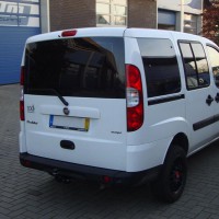 Witte Fiat Doblo met geblindeerde ramen