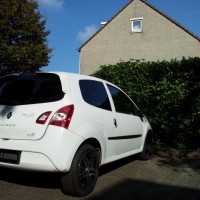 Witte Renault Twingo met geblindeerde ruiten