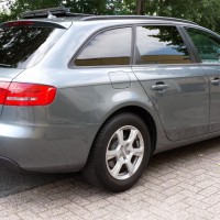 Zilveren Audi A4 met geblindeerde ruiten