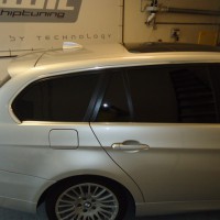 Zilveren BMW 3Serie met geblindeerde ramen