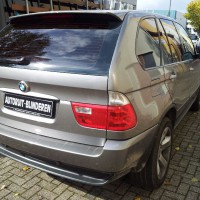 Zilveren BMW X5 met geblindeerde ramen