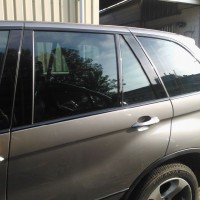 Zilveren BMW X5 met geblindeerde ramen
