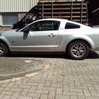 Zilveren Ford Mustang met geblindeerde ramen
