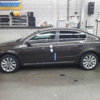 Zilveren Volkswagen Passat met geblindeerde ruiten