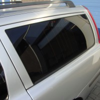 Zilveren Volvo V70 met geblindeerde ramen