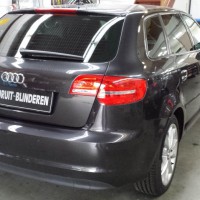 Zwarte Audi A3 Sportback met geblindeerde ruiten