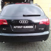 Zwarte Audi A6 Avant met geblindeerde ruiten