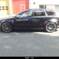 Zwarte Audi RS4 met geblindeerde ruiten