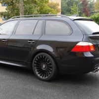 Zwarte BMW 1Serie Touring met geblindeerde ramen