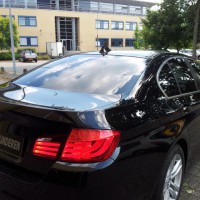 Zwarte BMW 3Serie met geblindeerde ramen