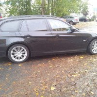 Zwarte BMW 3Serie Touring met geblindeerde ramen
