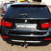 Zwarte BMW Touring met geblindeerde ramen