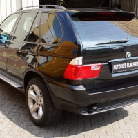 Zwarte BMW X5 met geblindeerde ramen