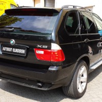 Zwarte BMW X5 met geblindeerde ramen