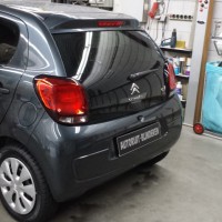 Zwarte Citroën C1 met geblindeerde ruiten