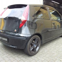 Zwarte Fiat Doblo met geblindeerde ramen