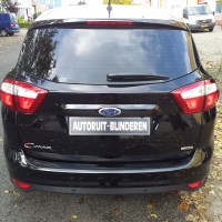 Zwarte Ford Cmax met geblindeerde ramen