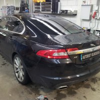 Zwarte Jaguar XF met geblindeerde ramen
