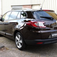 Zwarte Renault Megane met geblindeerde ramen