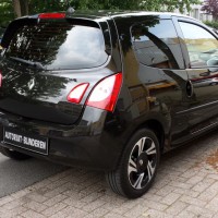 Zwarte Renault Twingo met geblindeerde ramen
