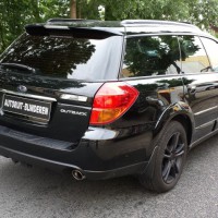 Zwarte Subaru Outback met geblindeerde ruiten