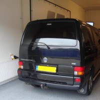 Zwarte Volkswagen Transporter met geblindeerde ruiten
