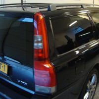 Zwarte Volvo V70 met geblindeerde ramen