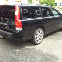 Zwarte Volvo V70 met geblindeerde ramen